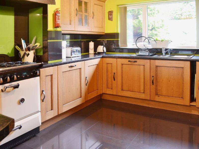Villa Carreg Y Garth Isaf - Hot Tub Nr Zip World Bangor  Exterior foto